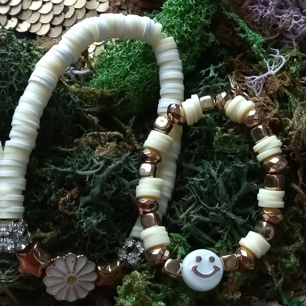 Daisy bracelet and keychain set